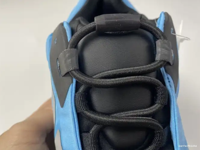 'Bright Boost Cyan' Yeezy 700 GZ3079 MNVN ADIDAS 0502